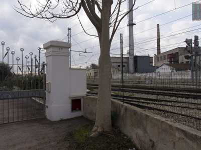 A regnare � il silenzio, interrotto solo dal rumore dei treni che passano da qui, visto che il laboratorio si trova proprio accanto ai binari